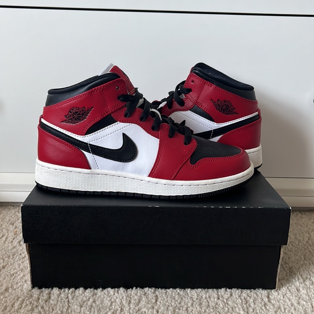 Jordan 1 Mid Chicago Black Toe | Kids 5 / Women’s 7
